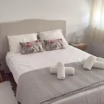 וילה 8 Rodrigues Family House - With Patio