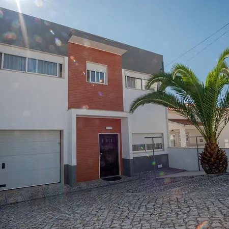 Villa 8 Rodrigues Family House - With Patio Nazare
