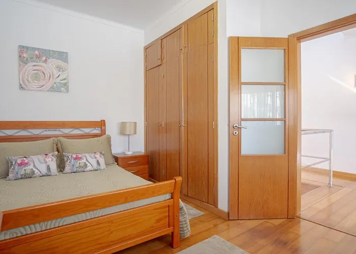 8 Rodrigues Family House - With Patio * Nazare