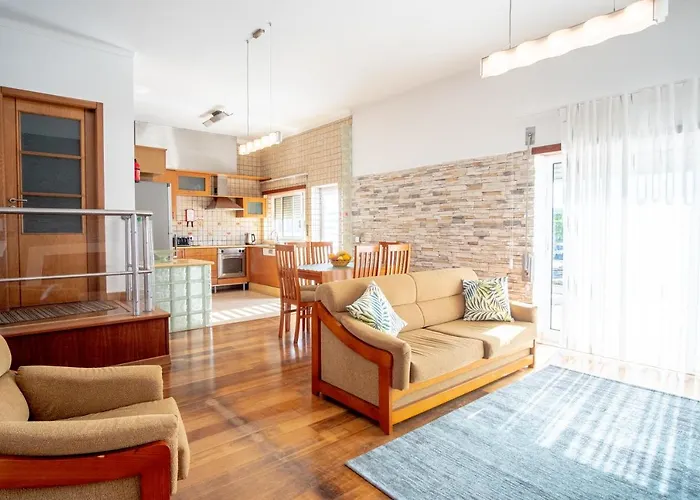 8 Rodrigues Family House - With Patio Nazare