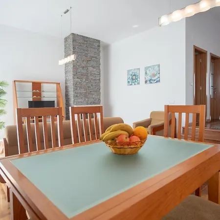 Villa 8 Rodrigues Family House - With Patio Nazaré