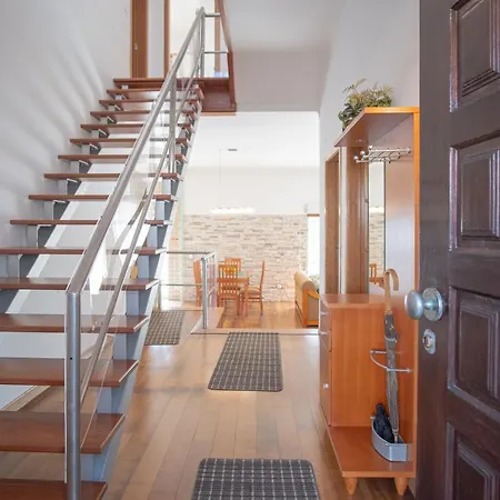 8 Rodrigues Family House - With Patio Villa Nazaré