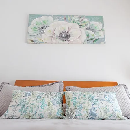 8 Rodrigues Family House - With Patio Villa